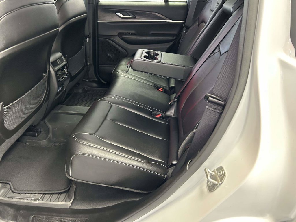 Used 2024 Jeep Grand Cherokee Limited AWD/4WD image 6