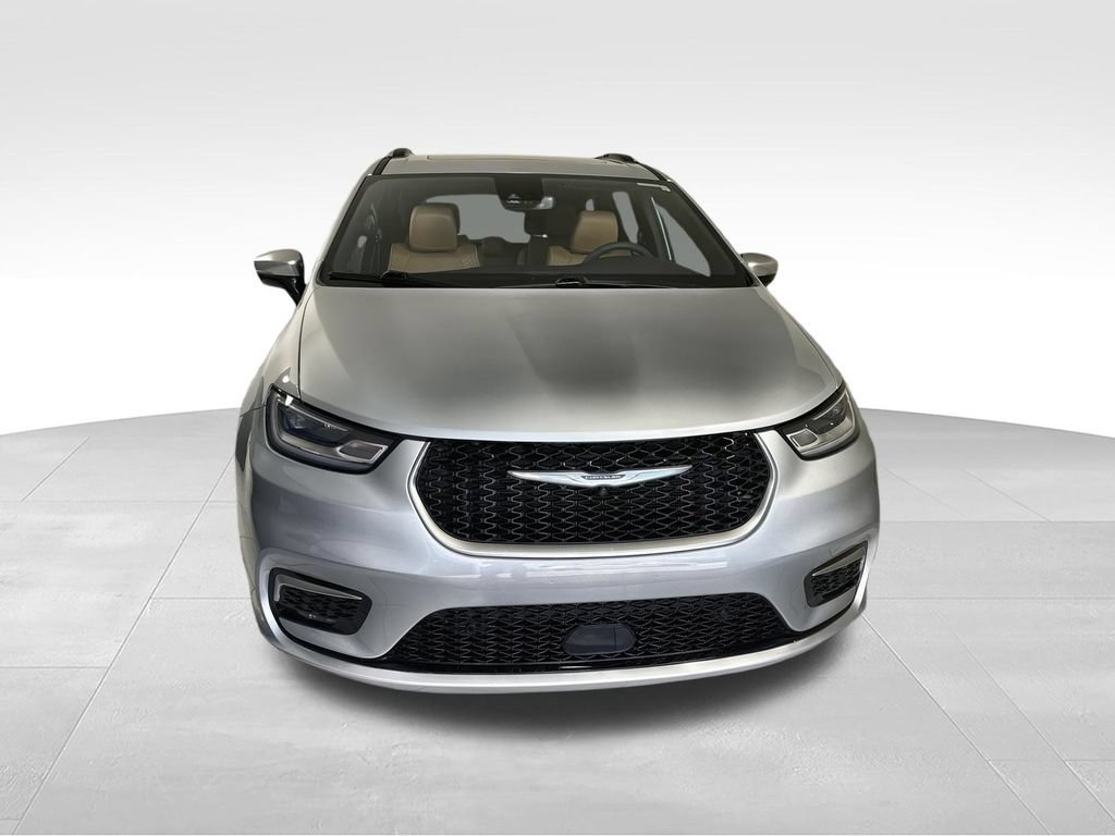 Used 2023 Chrysler Pacifica Pinnacle AWD/4WD image 3