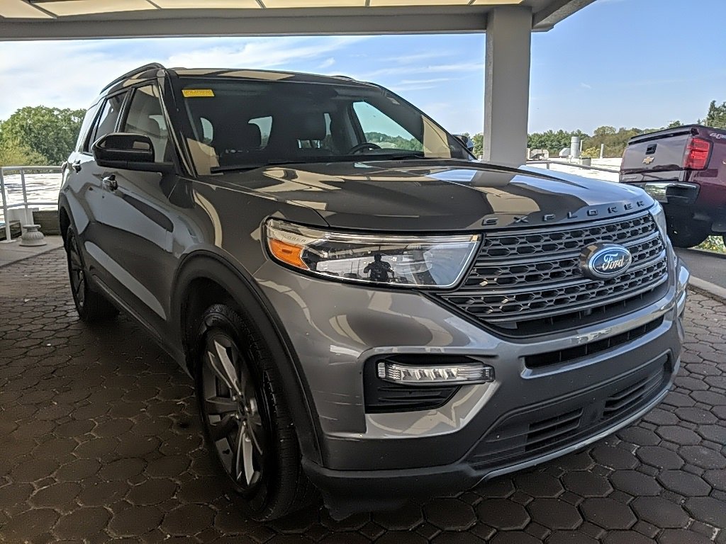 Certified 2022 Ford Explorer XLT w/ Equipment Group 202A image 3
