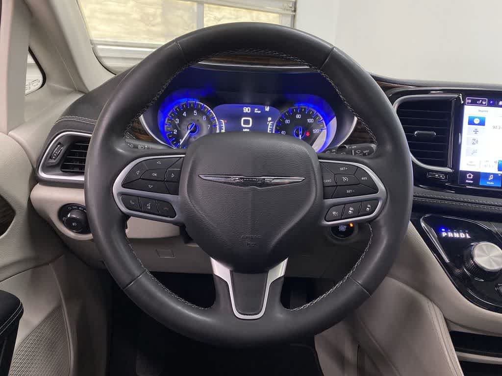 Used 2023 Chrysler Pacifica Limited FWD image 20