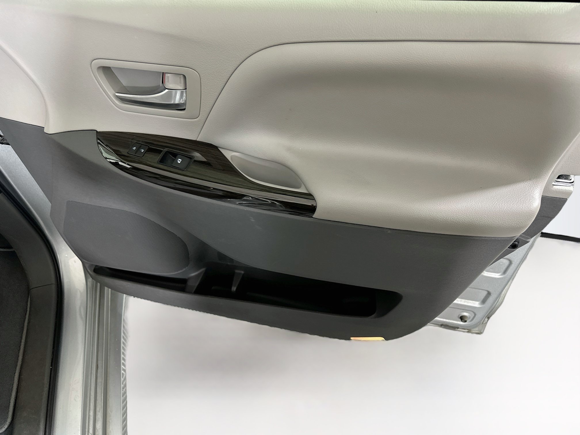 Used 2020 Toyota Sienna XLE Premium FWD image 30
