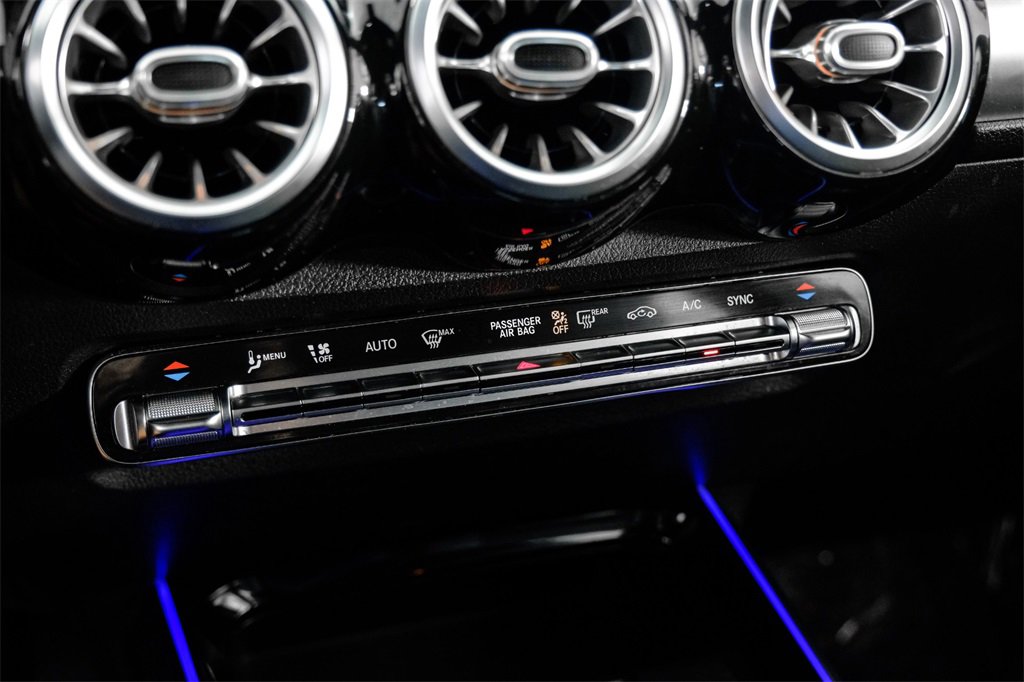 Used 2020 Mercedes-Benz GLB 250 w/ Premium Package image 24