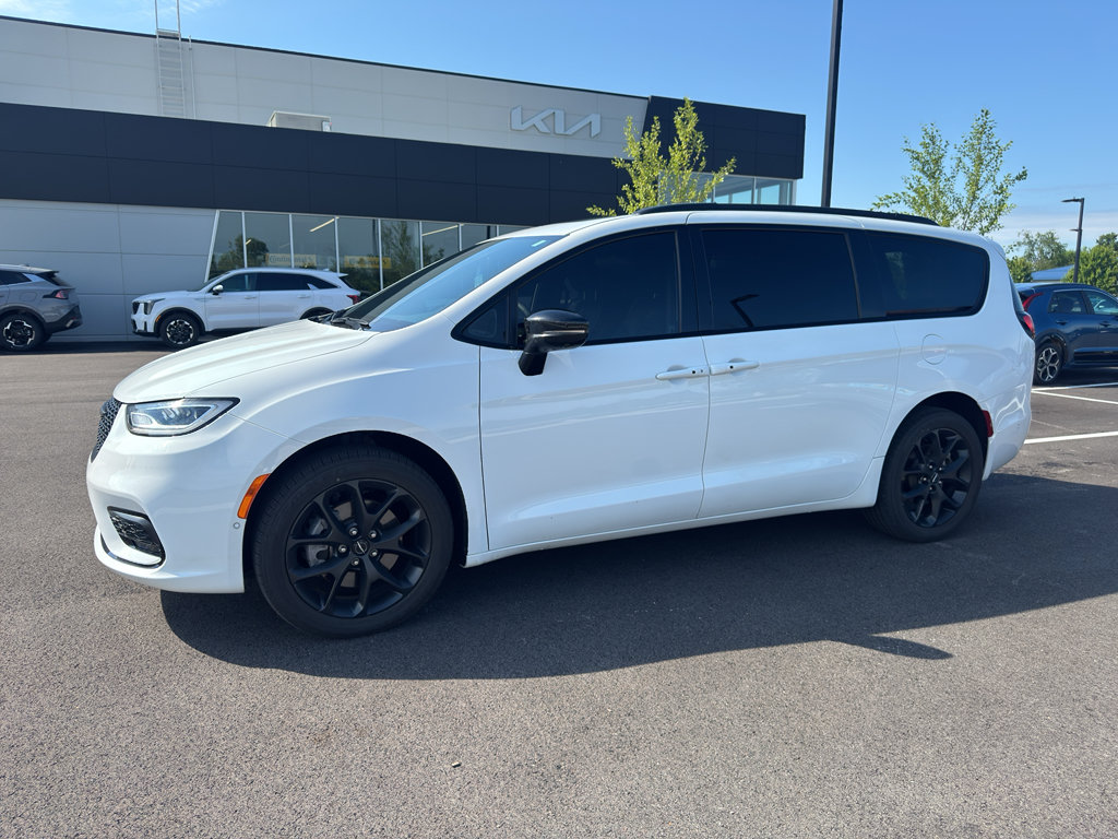 Used 2023 Chrysler Pacifica Limited w/ S Appearance Package AWD/4WD image 1