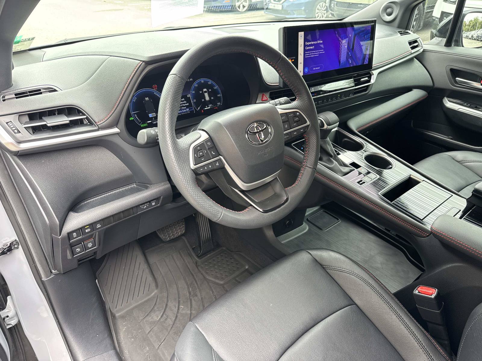 Used 2025 Toyota Sienna XSE w/ XSE Plus Package FWD image 23