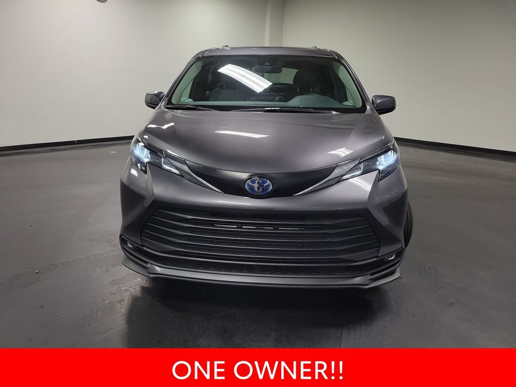 Used 2025 Toyota Sienna XLE AWD/4WD image 3