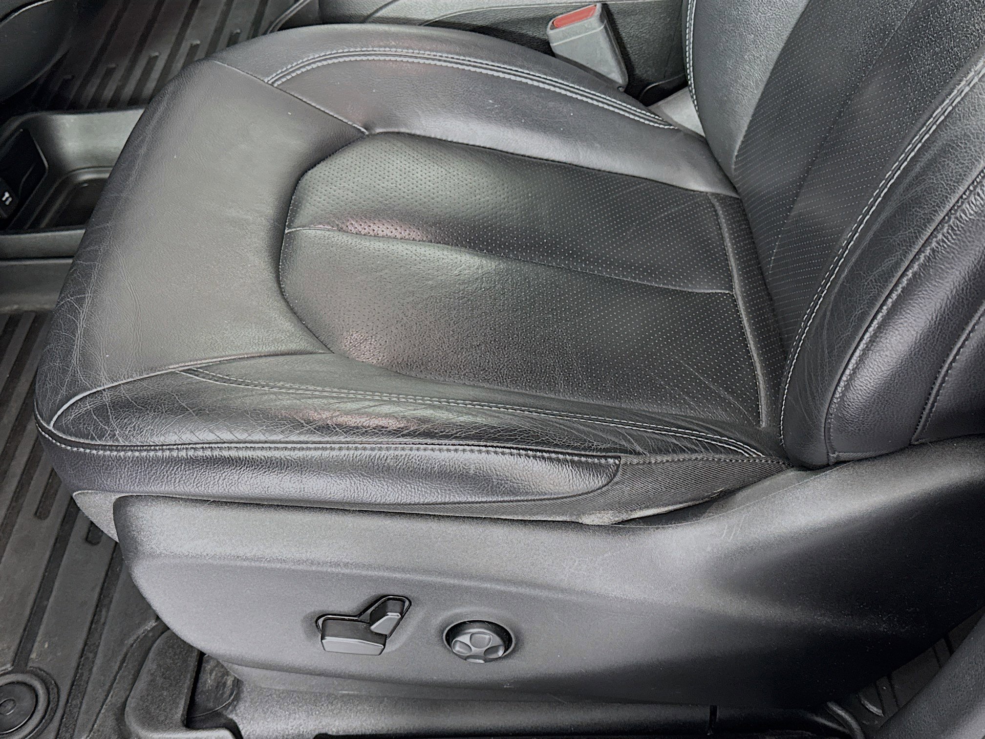 Used 2022 Chrysler Pacifica Touring-L w/ Uconnect Theater Family Group image 19