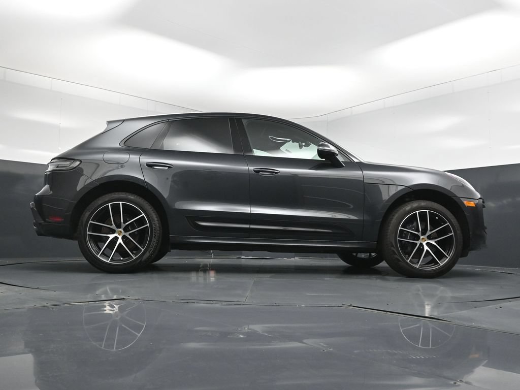 Certified 2025 Porsche Macan AWD/4WD image 29