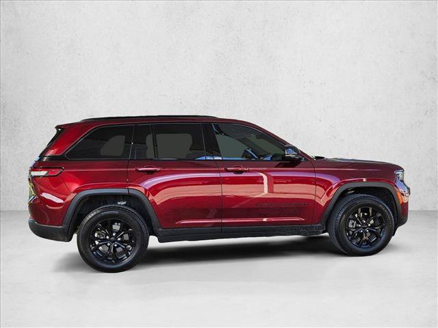 Used 2025 Jeep Grand Cherokee Altitude RWD image 4