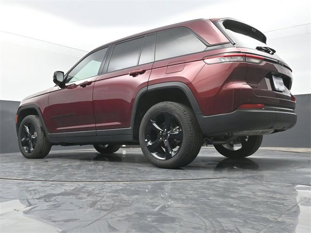 Used 2025 Jeep Grand Cherokee Limited w/ Luxury Tech Group II image 39