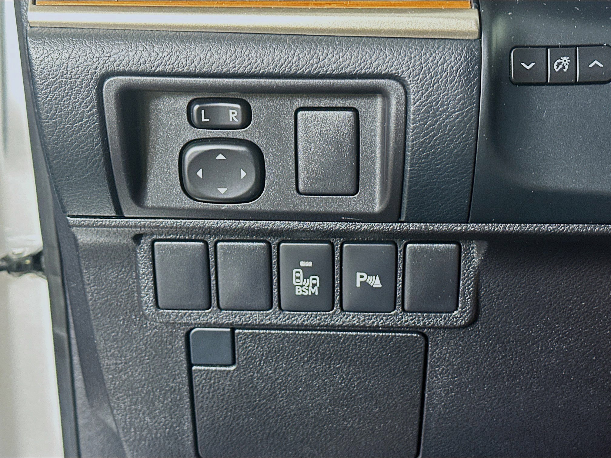 Used 2013 Lexus ES 300h w/ Luxury Pkg FWD image 17