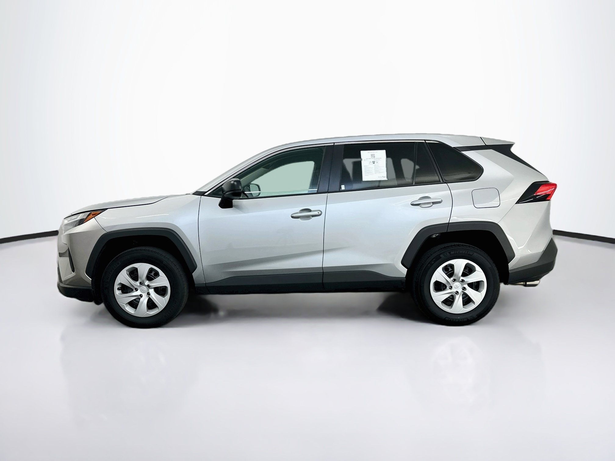 Used 2025 Toyota RAV4 LE AWD/4WD image 4