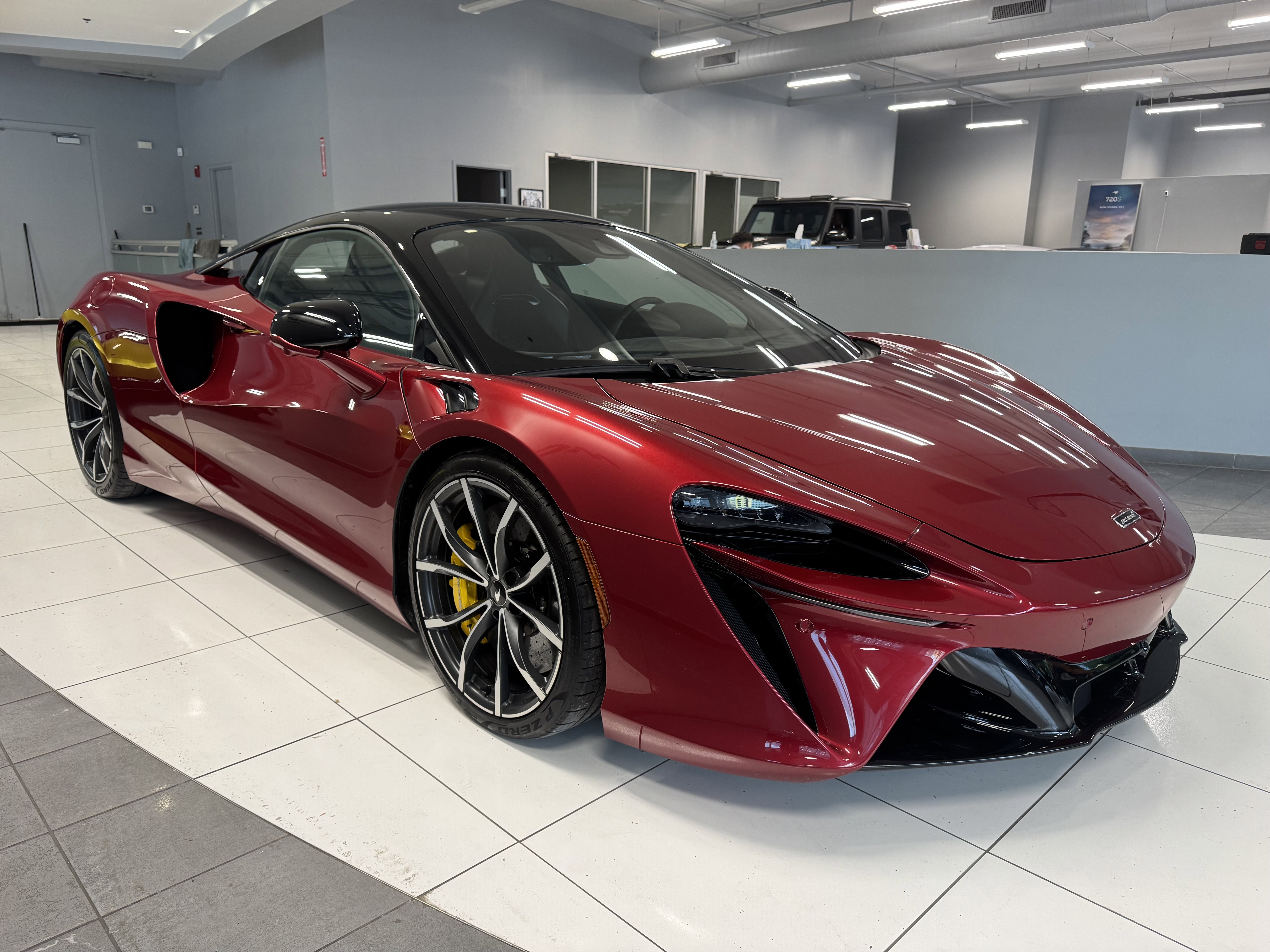 Used 2023 McLaren Artura image 6