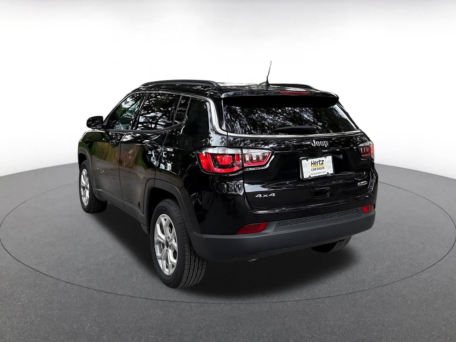 Used 2025 Jeep Compass Latitude AWD/4WD image 5