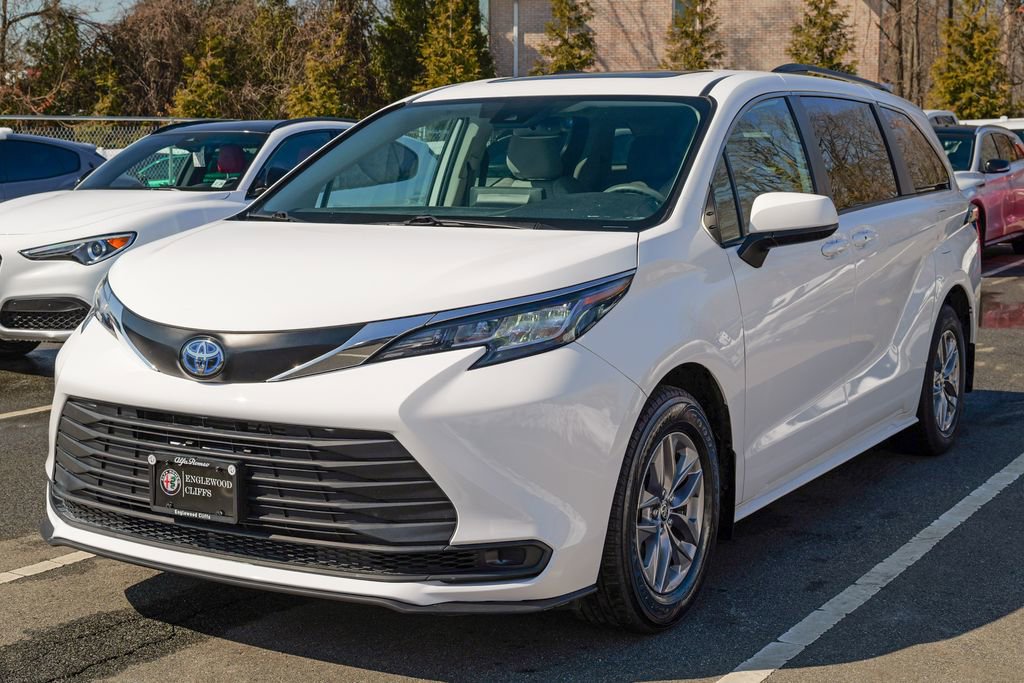 Used 2022 Toyota Sienna LE w/ LE Plus Package image 3