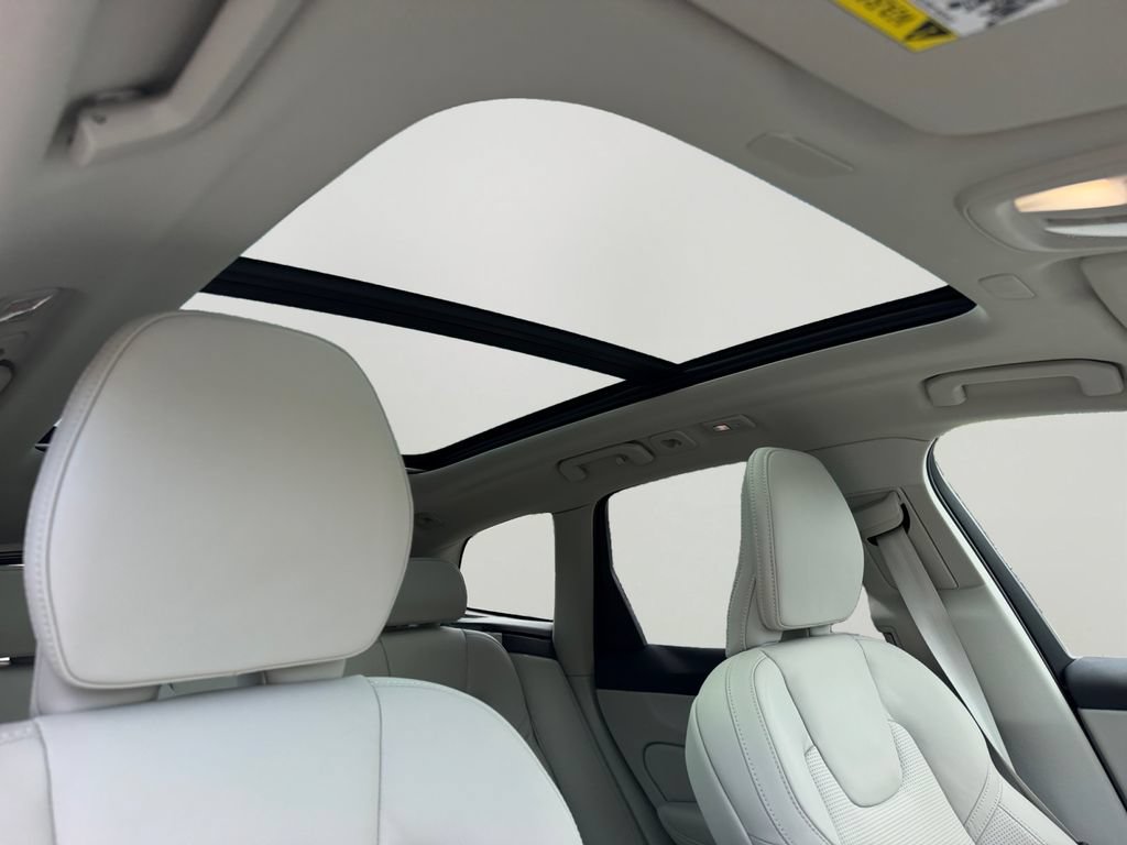 Certified 2025 Volvo XC60 B5 Ultra w/ Climate Package AWD/4WD image 7