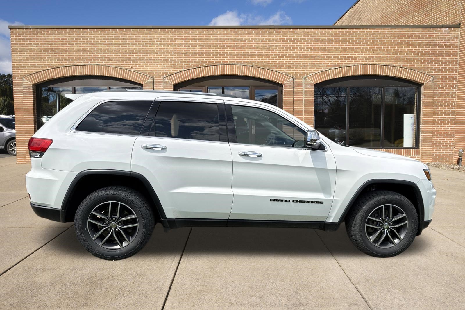 Used 2018 Jeep Grand Cherokee Limited w/ Luxury Group II AWD/4WD image 2