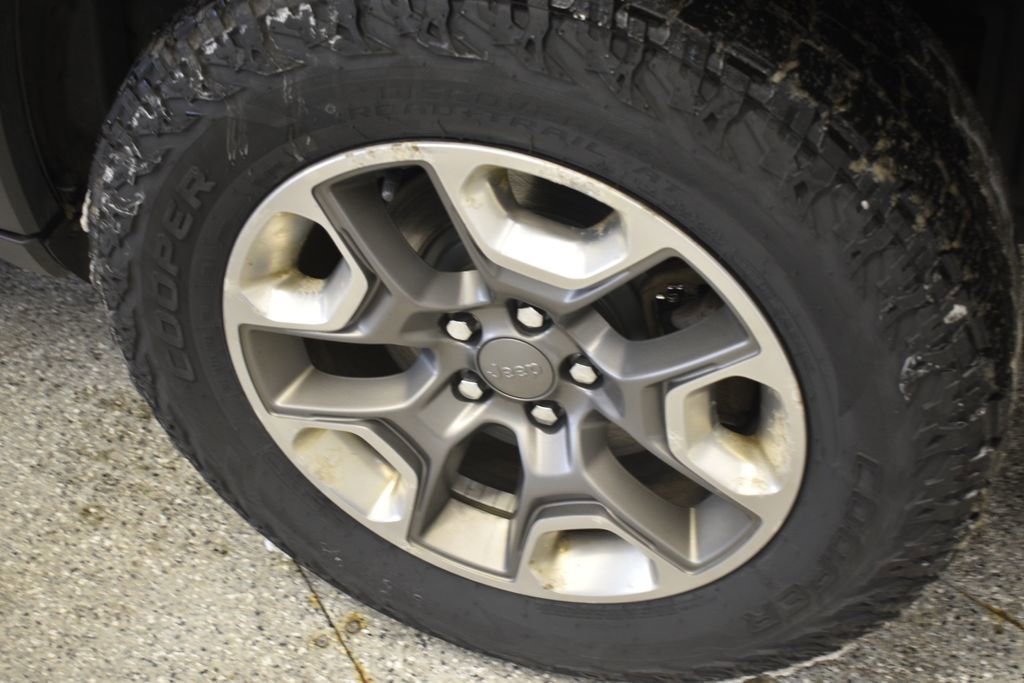 Used 2019 Jeep Cherokee Trailhawk w/ Cold Weather Group image 20