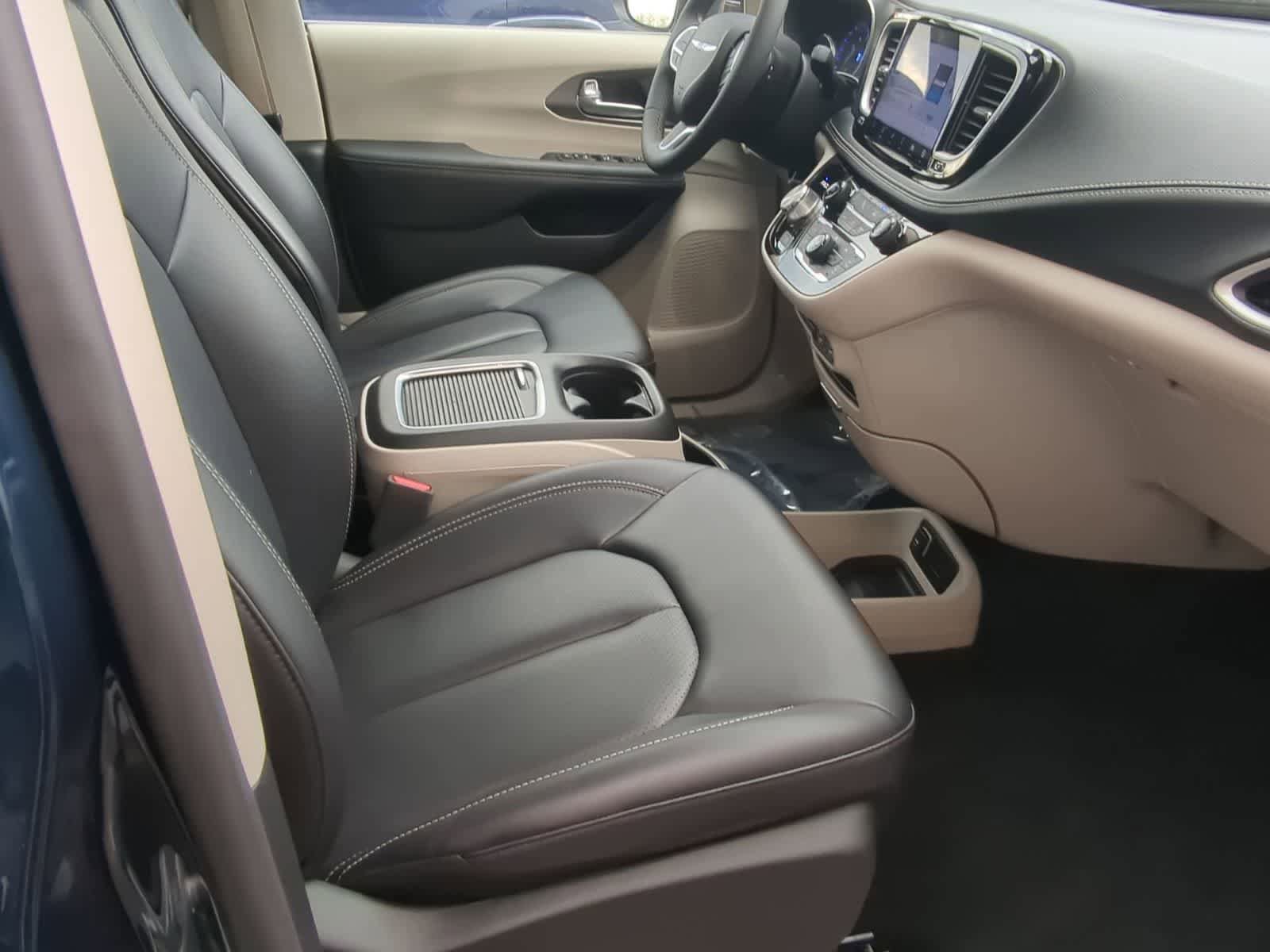 Used 2023 Chrysler Pacifica Touring-L AWD/4WD image 21