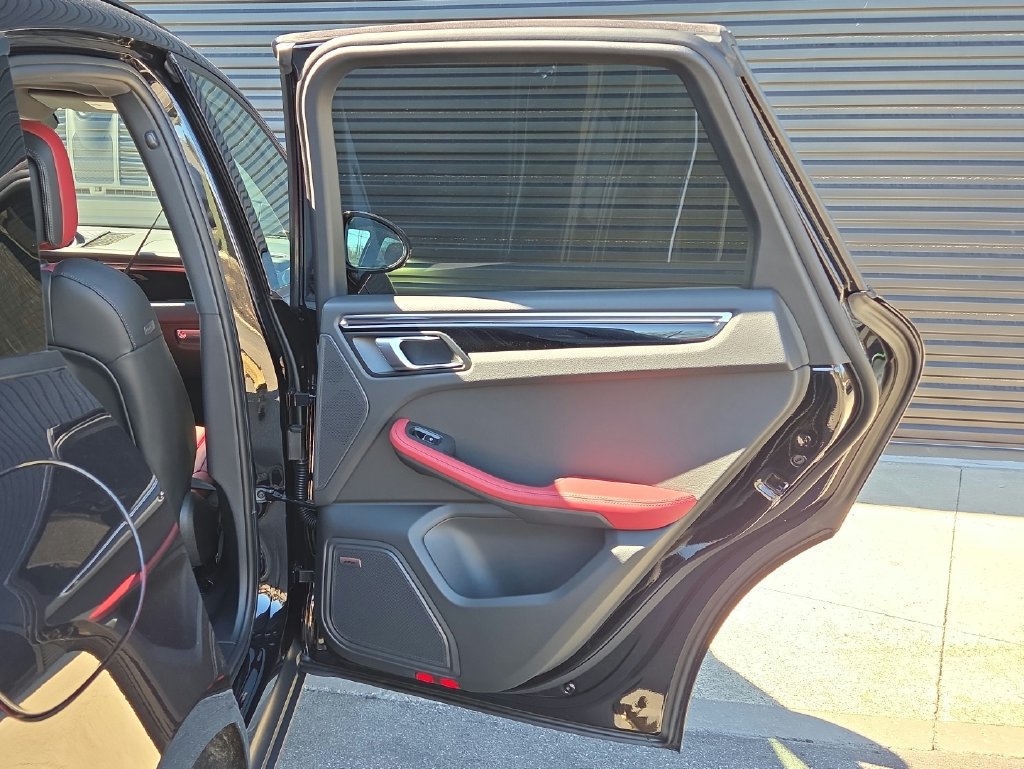 Certified 2026 Porsche Macan AWD/4WD image 22