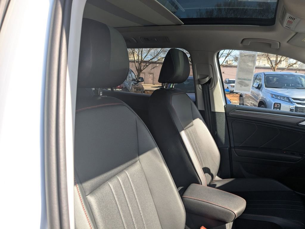 Used 2024 Volkswagen Tiguan Wolfsburg Edition image 31