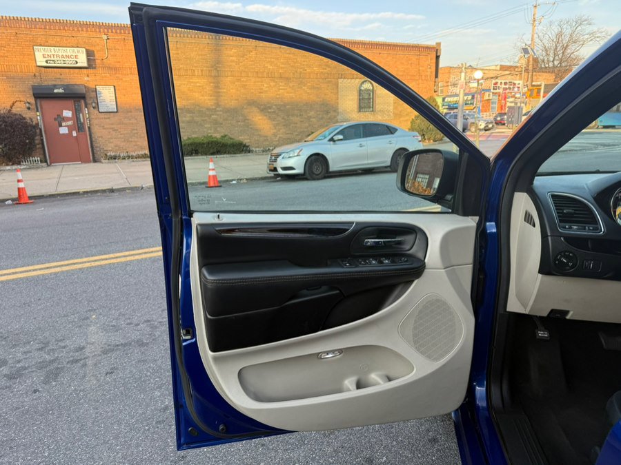 Used 2020 Dodge Grand Caravan SXT image 18