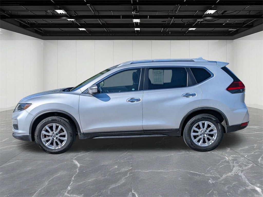 Used 2017 Nissan Rogue SV image 2