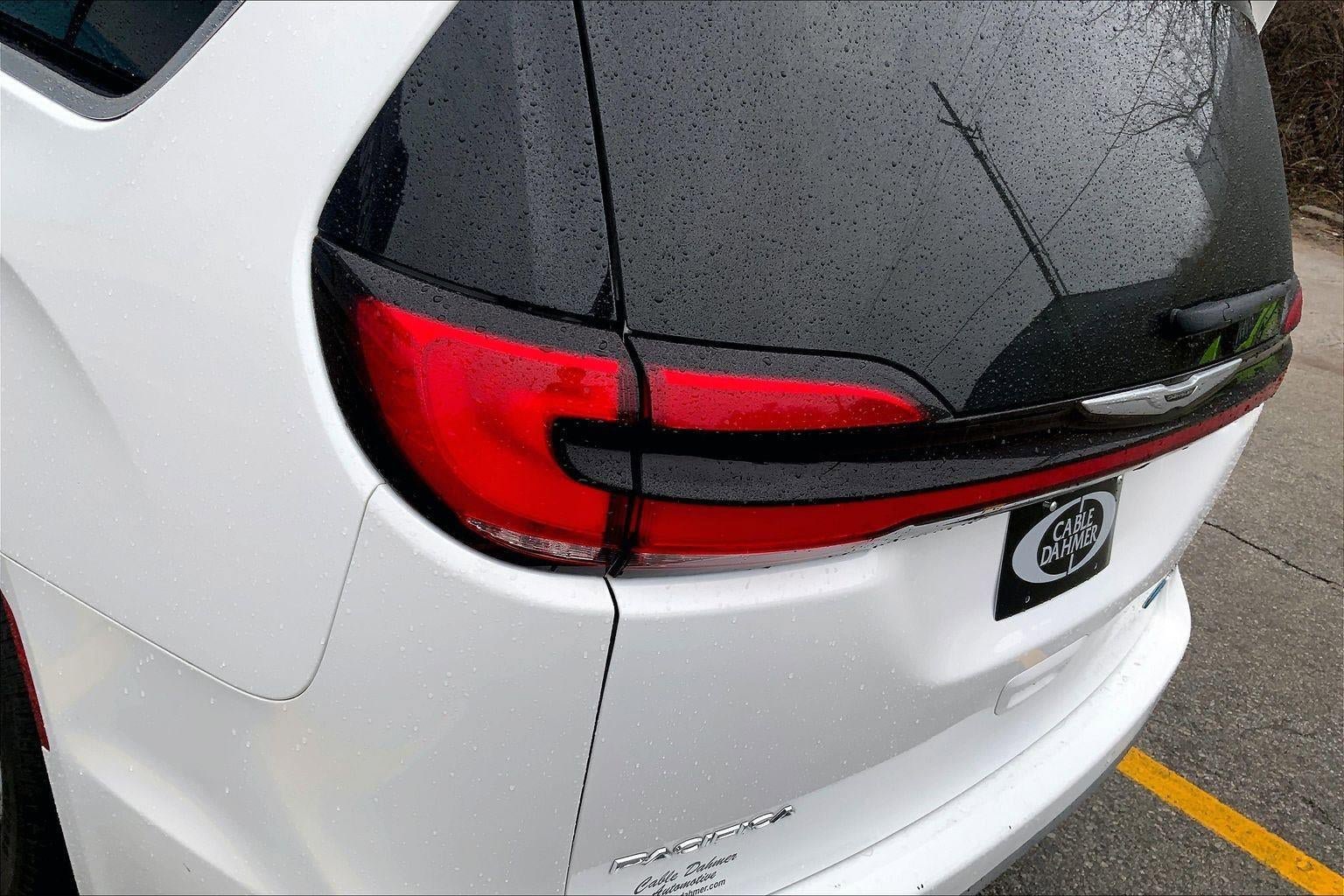 Used 2024 Chrysler Pacifica Select image 28