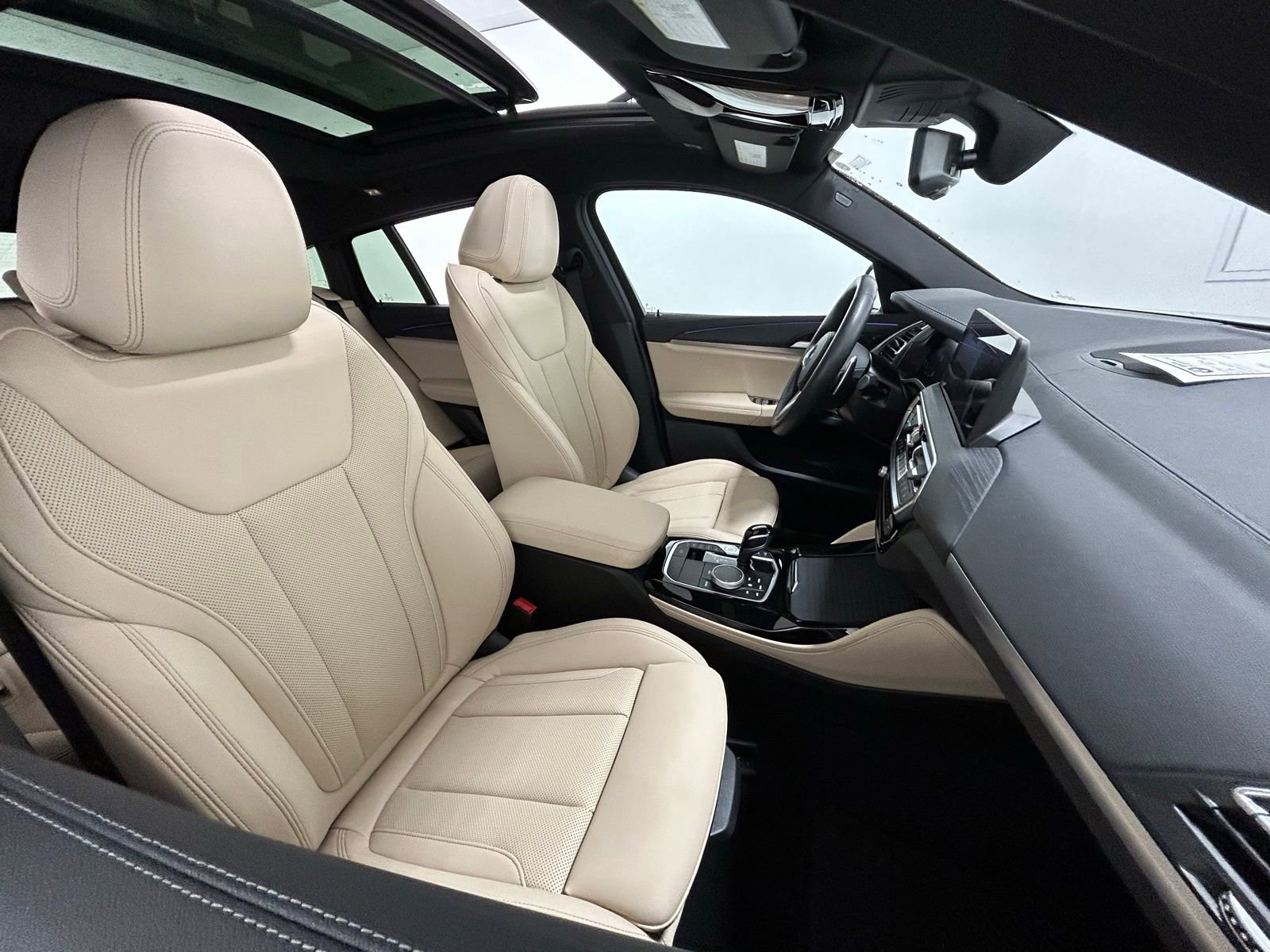 Used 2025 BMW X4 xDrive30i w/ M Sport Package AWD/4WD image 42