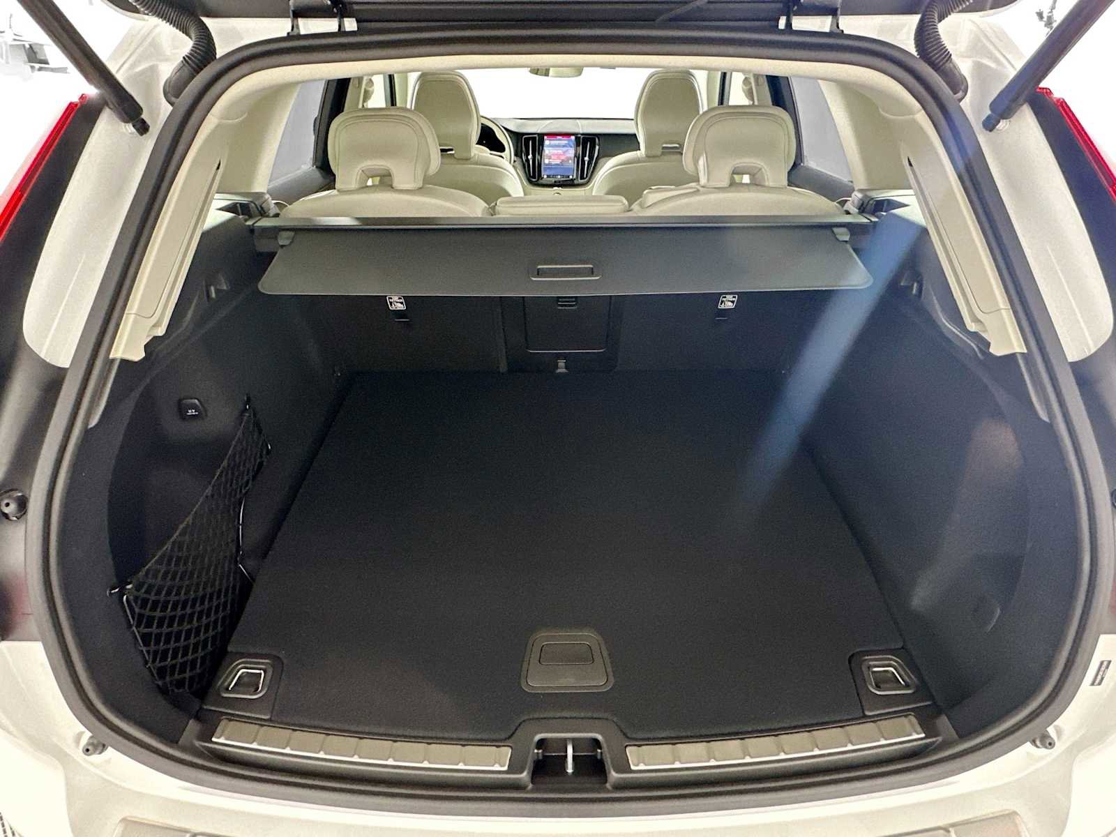 Certified 2025 Volvo XC60 T8 Plus w/ Protection Package Premier image 21