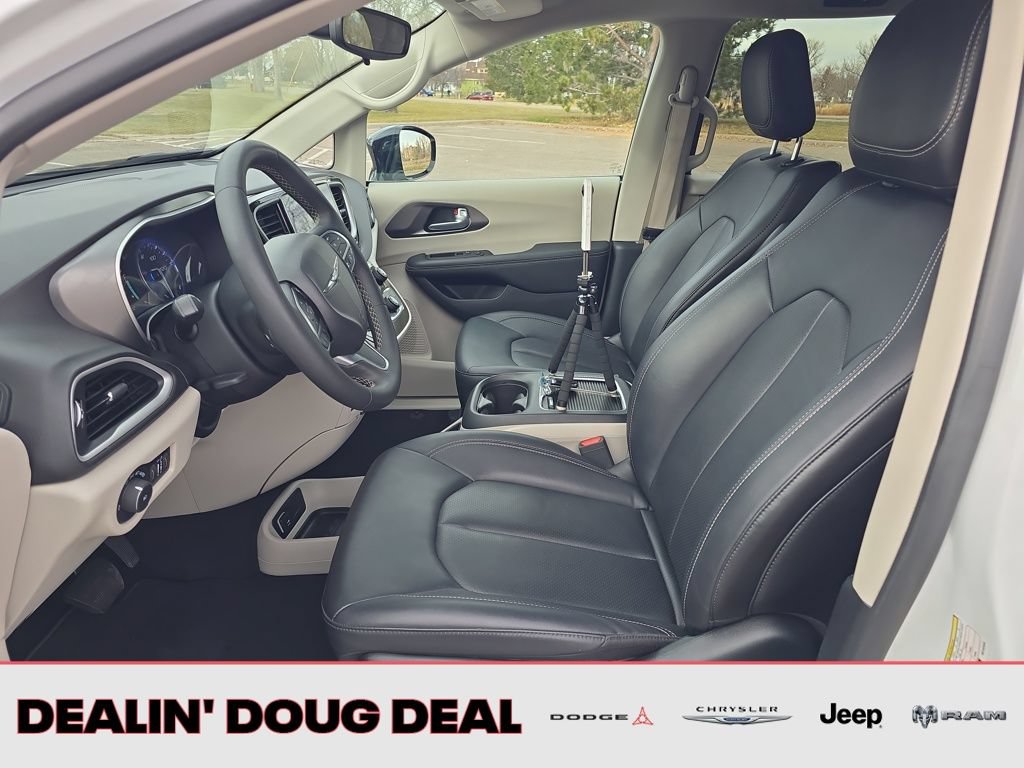 Used 2024 Chrysler Pacifica Touring-L FWD image 9