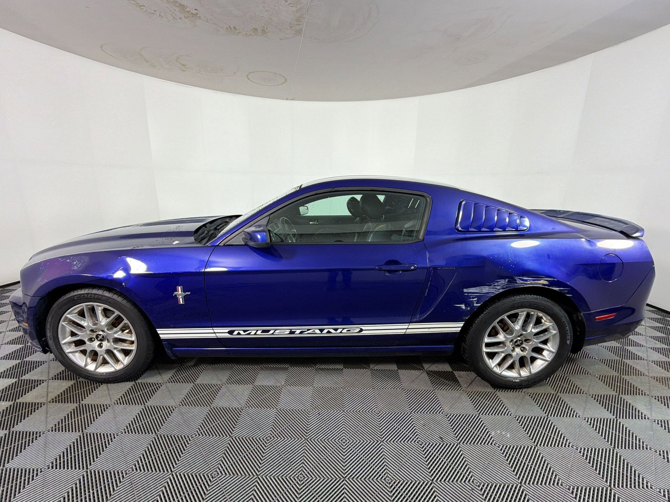 Used 2013 Ford Mustang Premium RWD image 2