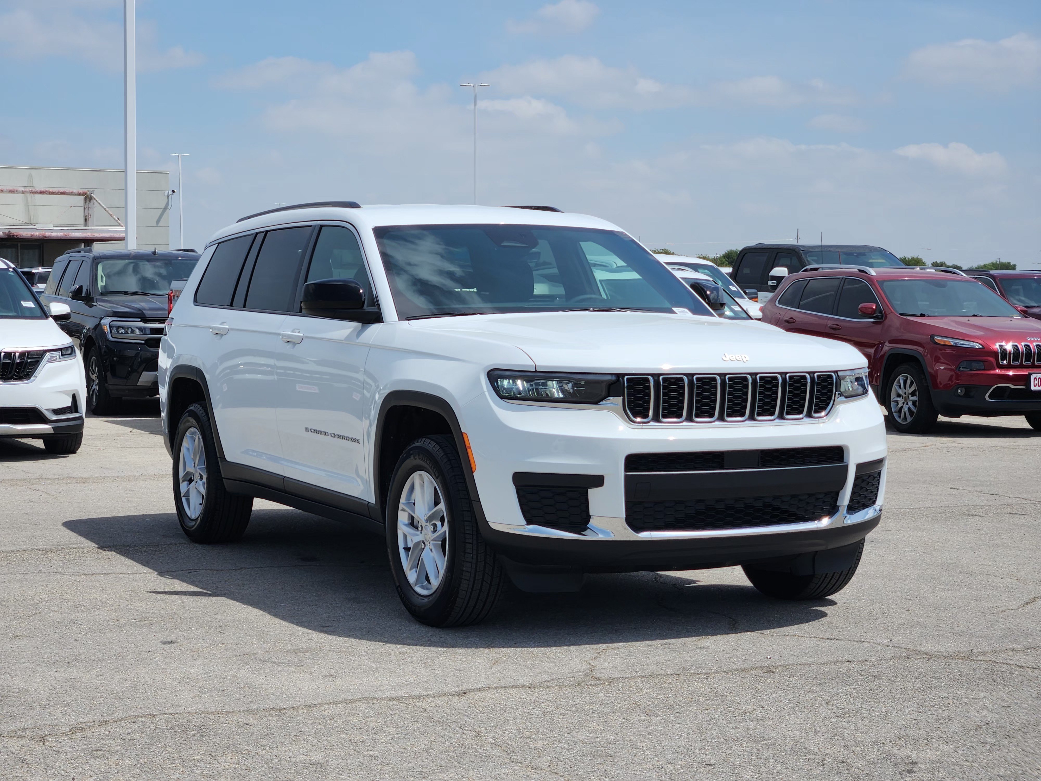 Used 2025 Jeep Grand Cherokee L Laredo w/ Luxury Tech Group I AWD/4WD image 3