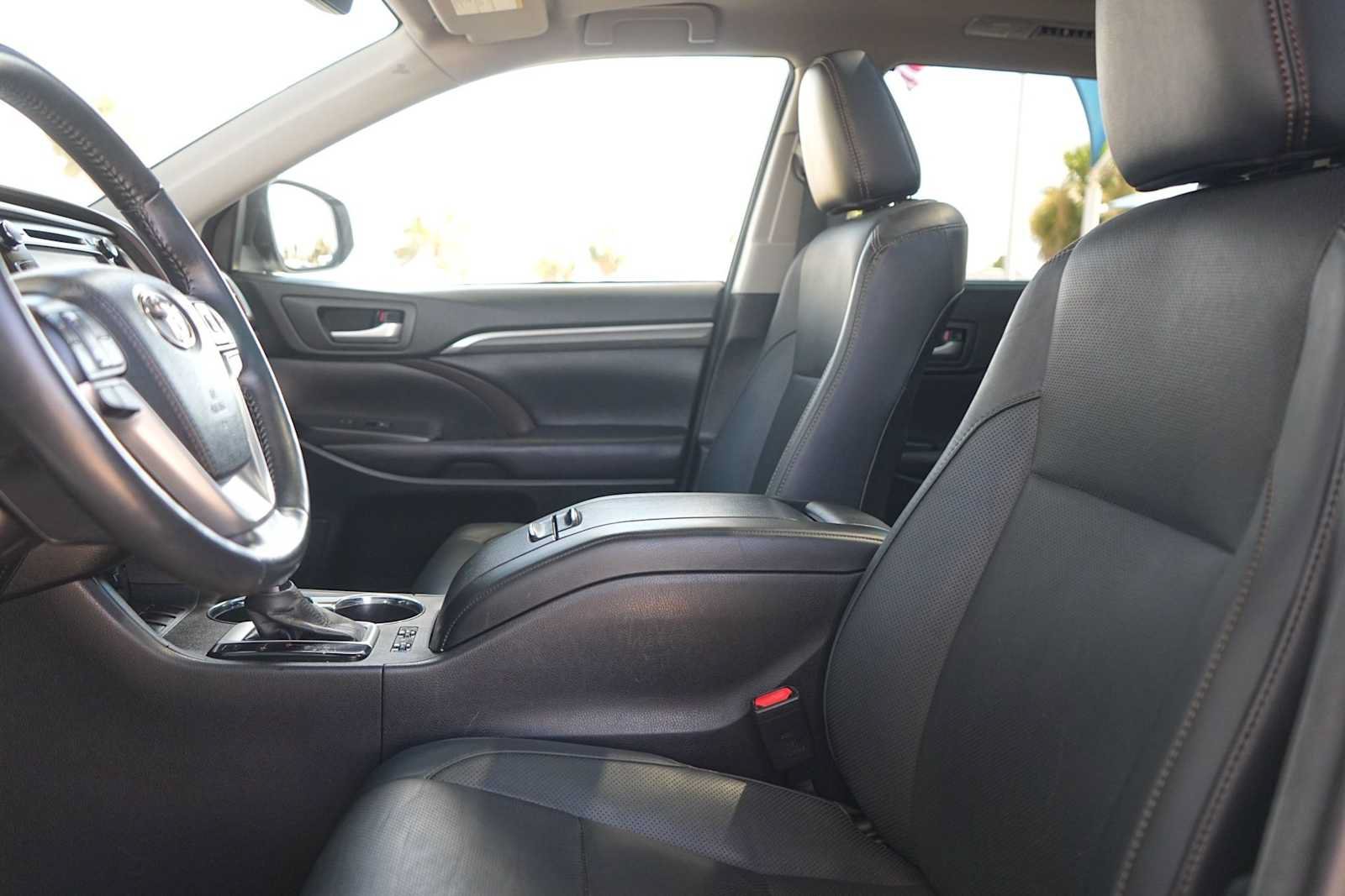 Used 2017 Toyota Highlander Limited Platinum FWD image 11