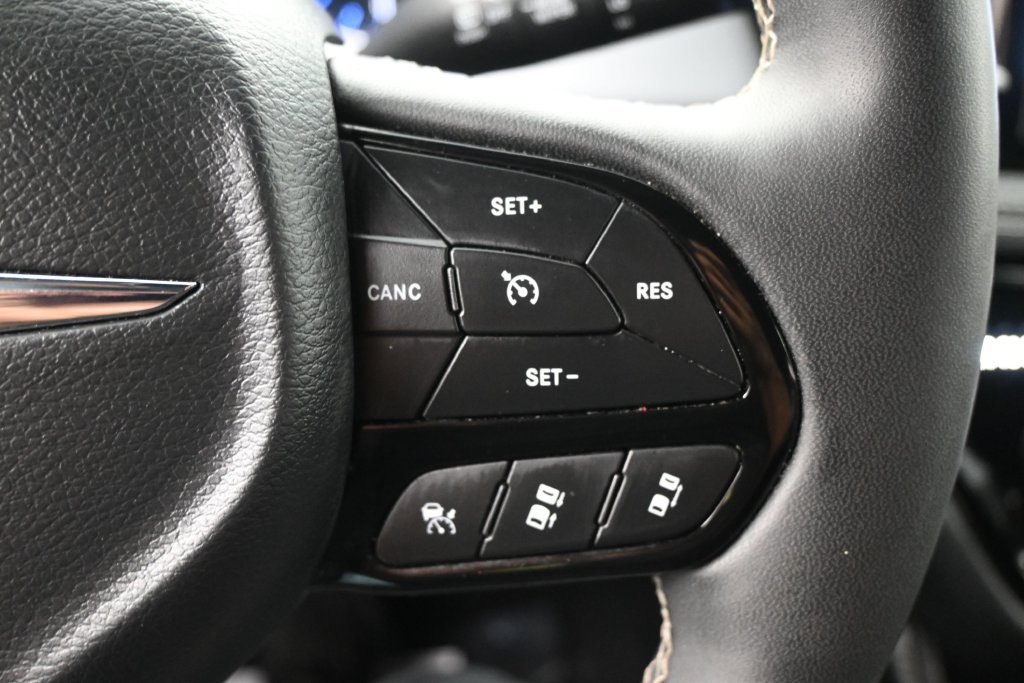 Used 2025 Chrysler Pacifica Limited FWD image 21