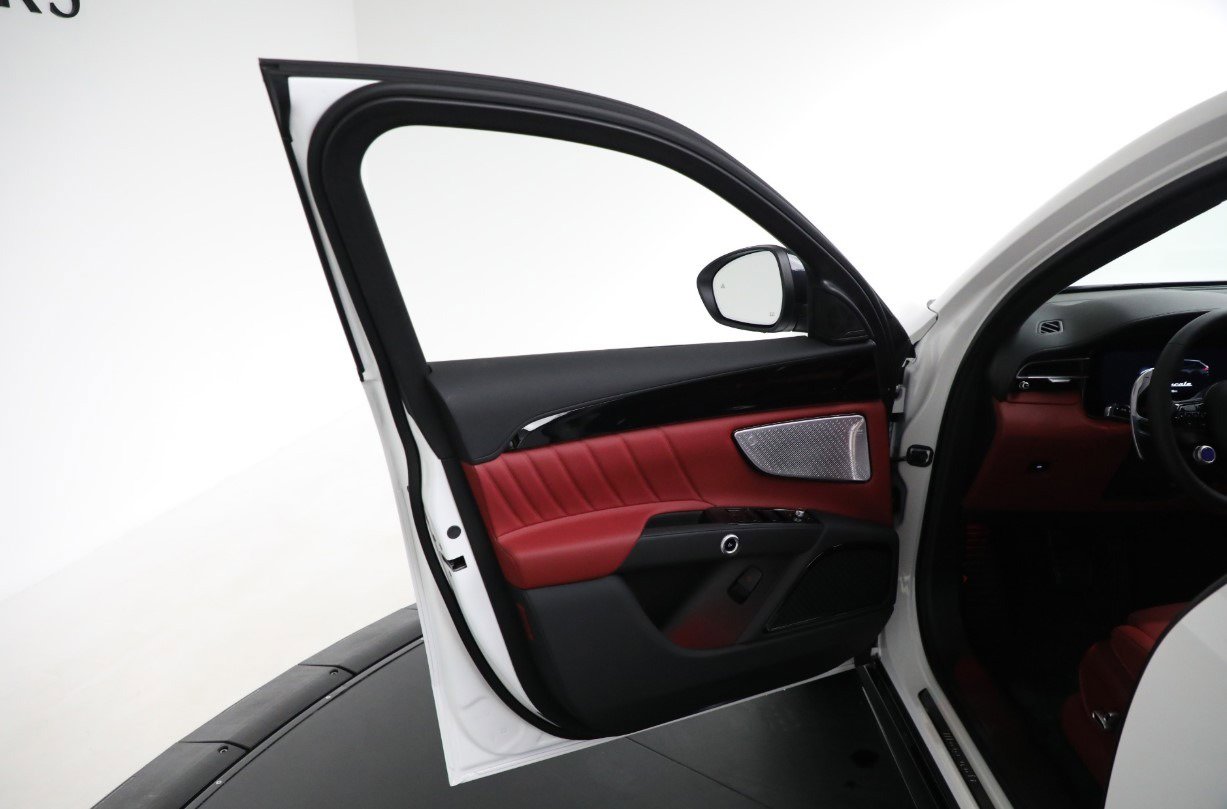 New 2025 Maserati Grecale Modena image 14