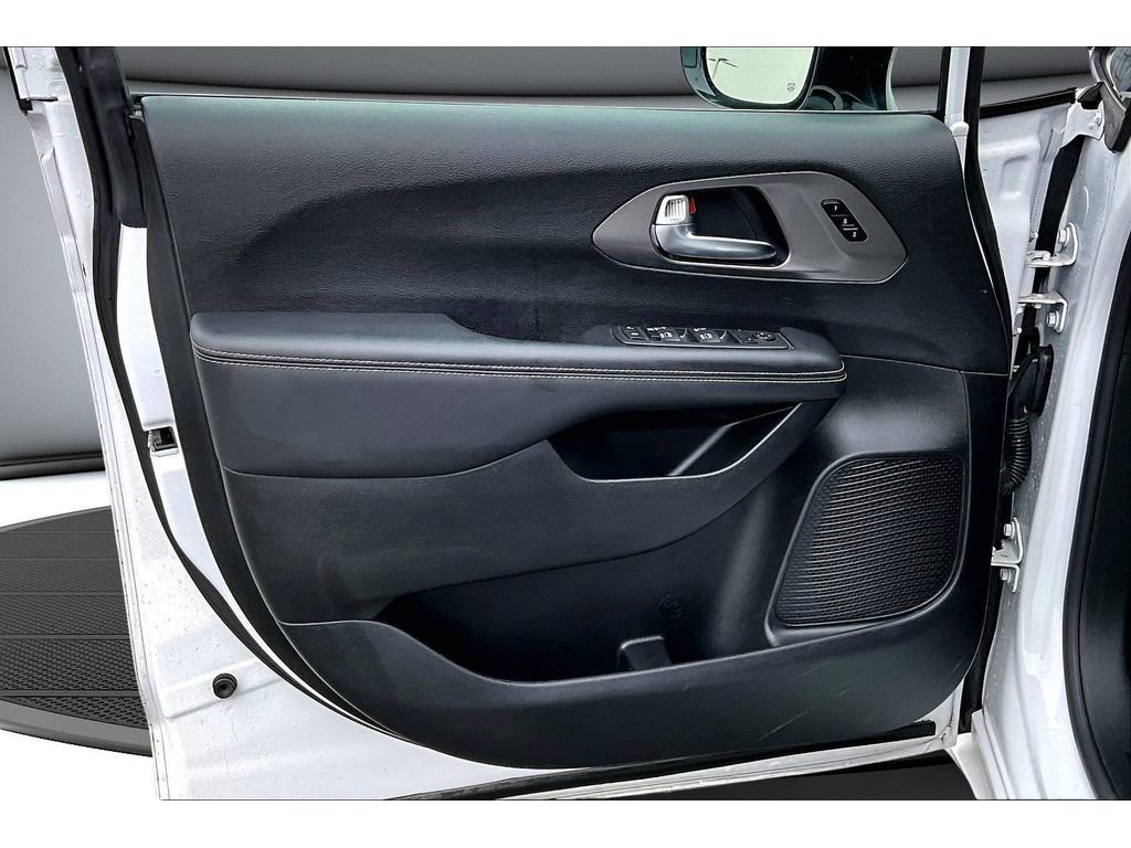 Used 2025 Chrysler Pacifica Select image 20