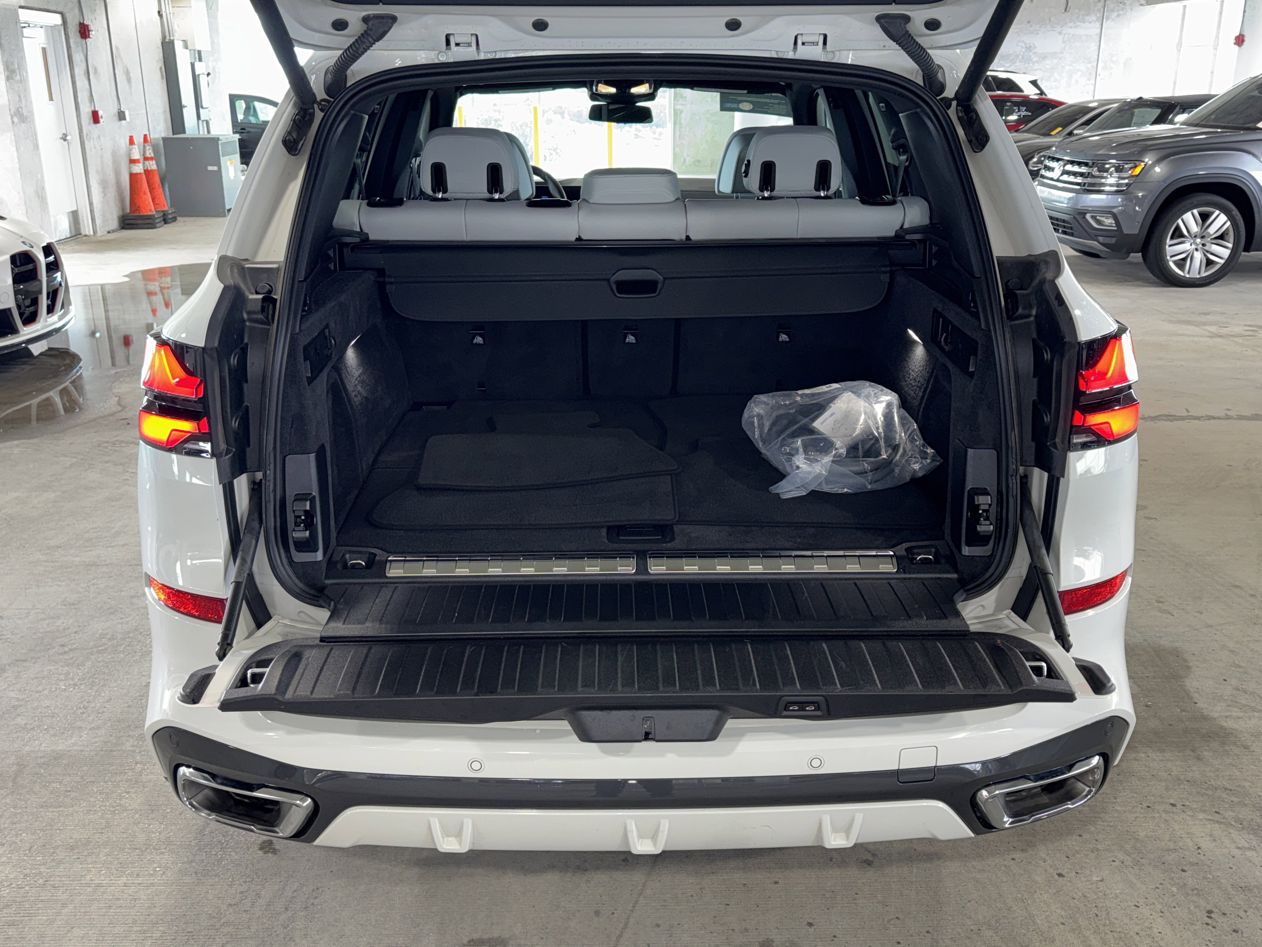 Certified 2025 BMW X5 xDrive50e w/ M Sport Package image 13