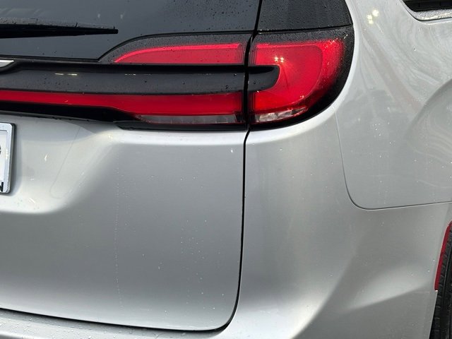 Used 2024 Chrysler Pacifica Touring-L image 15