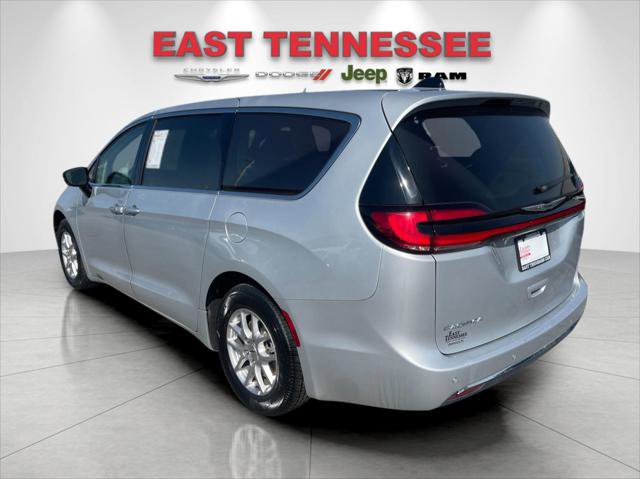 Used 2024 Chrysler Pacifica Touring-L image 5