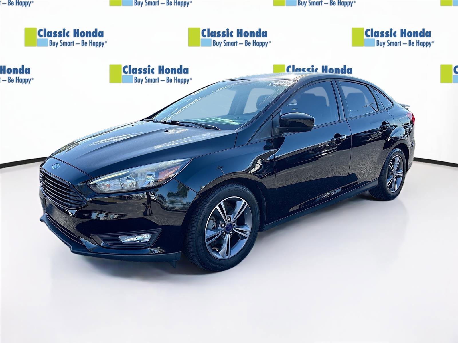 Used 2018 Ford Focus SE w/ SE Appearance Package image 3