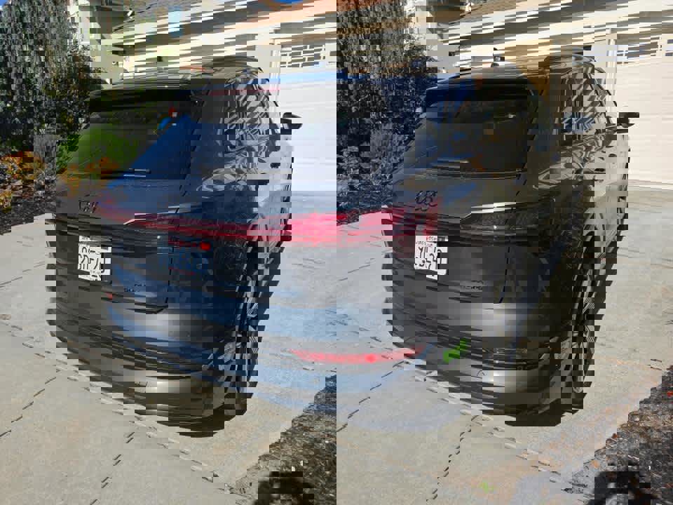 Used 2023 Audi e-tron Premium Plus w/ Premium Plus Package AWD/4WD image 4