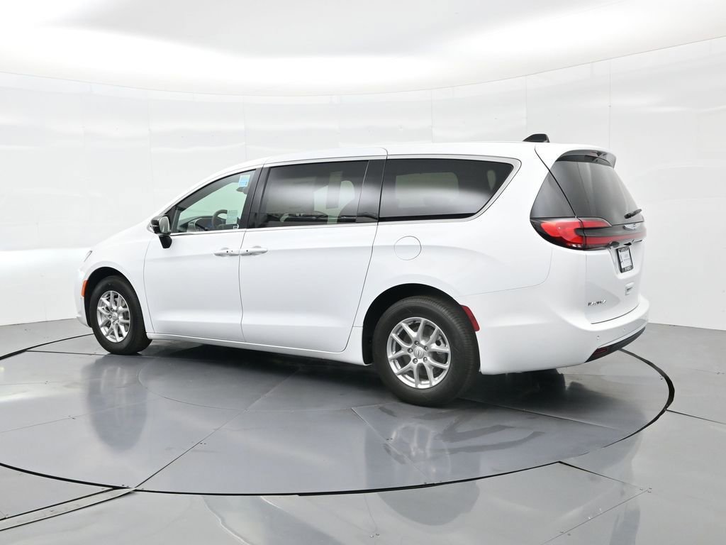 New 2026 Chrysler Pacifica Select image 9