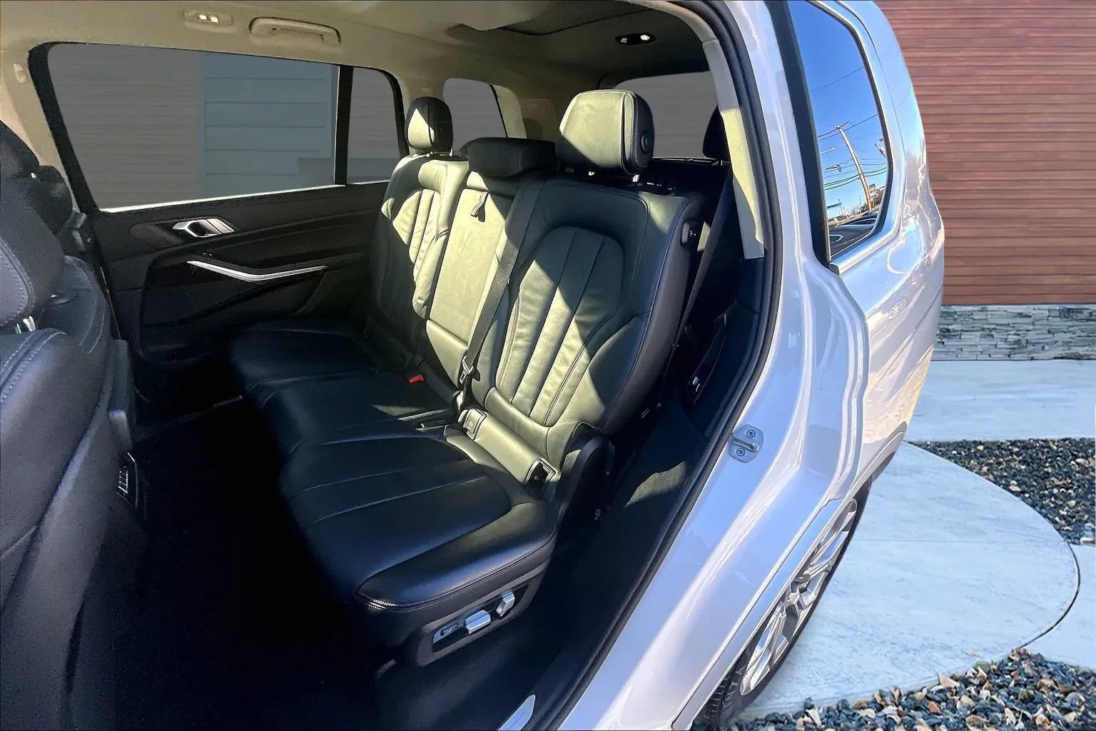 Used 2021 BMW X7 xDrive40i w/ Parking Assistance Package image 25