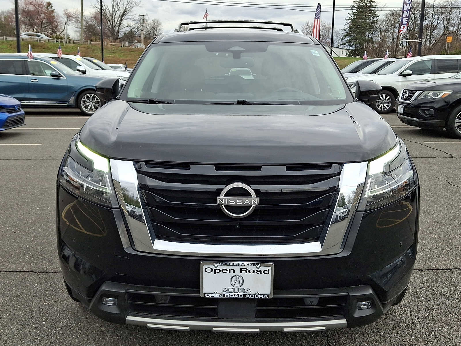 Used 2022 Nissan Pathfinder Platinum w/ Cargo Package AWD/4WD image 2