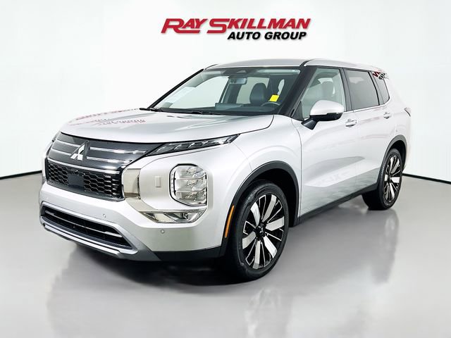 Used 2025 Mitsubishi Outlander SE image 3