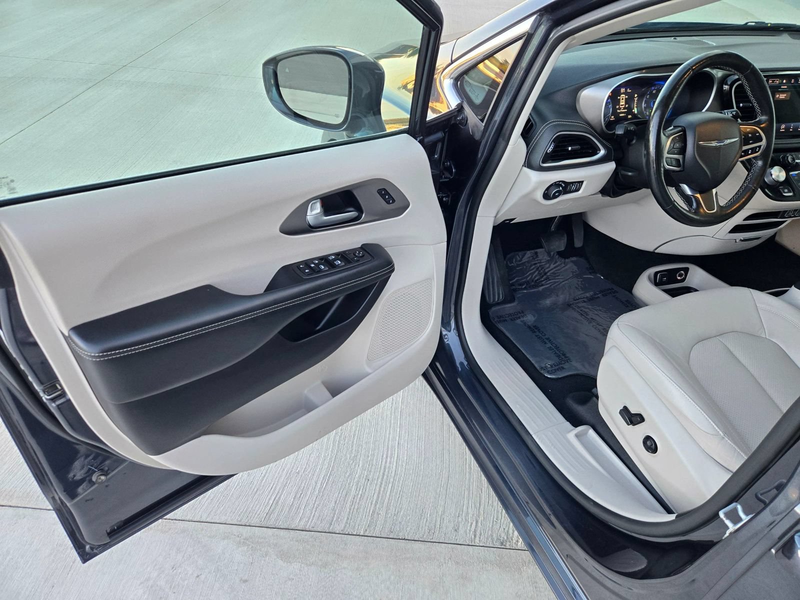 Used 2021 Chrysler Pacifica Touring-L w/ Premium & Safety Sphere Group AWD/4WD image 10