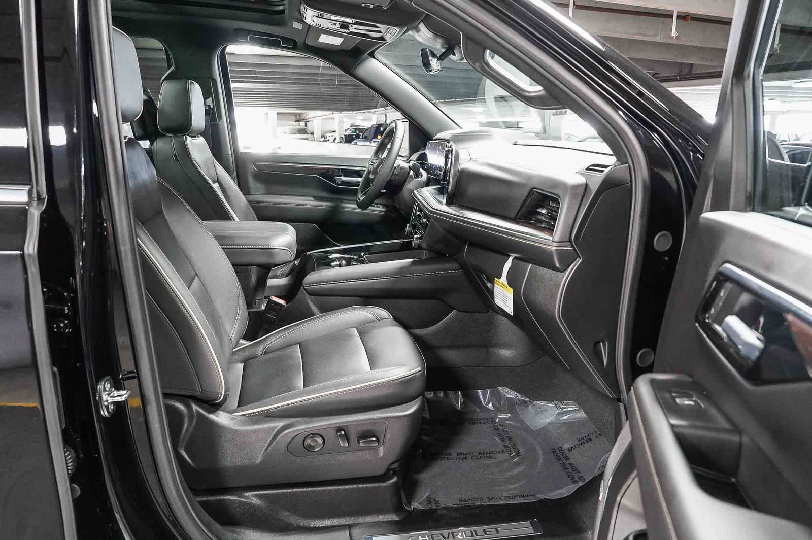 Used 2025 Chevrolet Suburban Premier RWD image 14