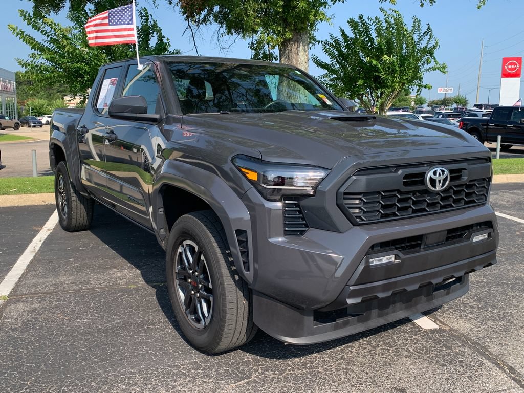 Used 2025 Toyota Tacoma TRD Sport AWD/4WD image 2