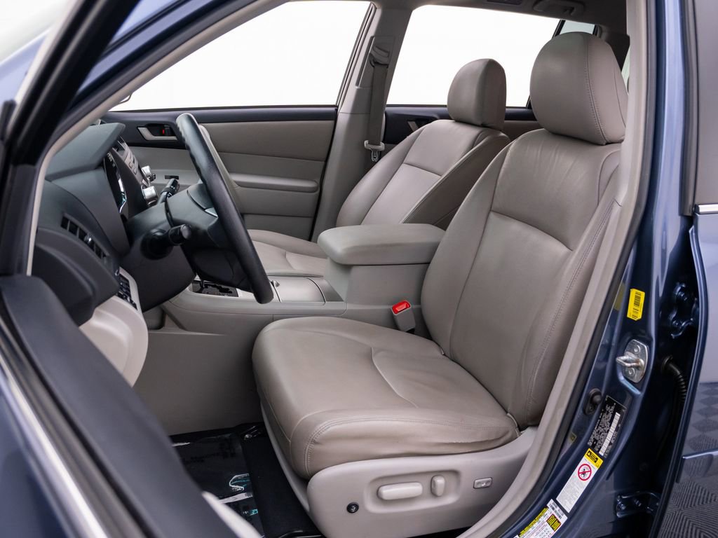 Used 2012 Toyota Highlander FWD w/ Tech Pkg image 16
