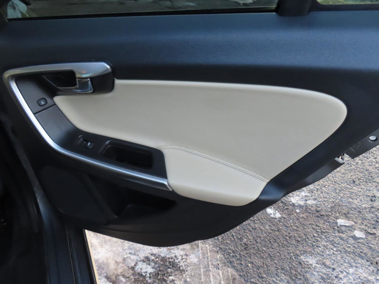 Used 2017 Volvo V60 T5 Cross Country w/ Climate Package image 18